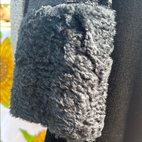 Elegant Black ladies size 6 to 8 curly lamb vintage coat. - Picture 5 of 15